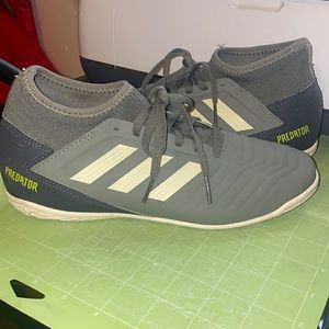 Adidas indoor soccer shoes (PREDATOR)